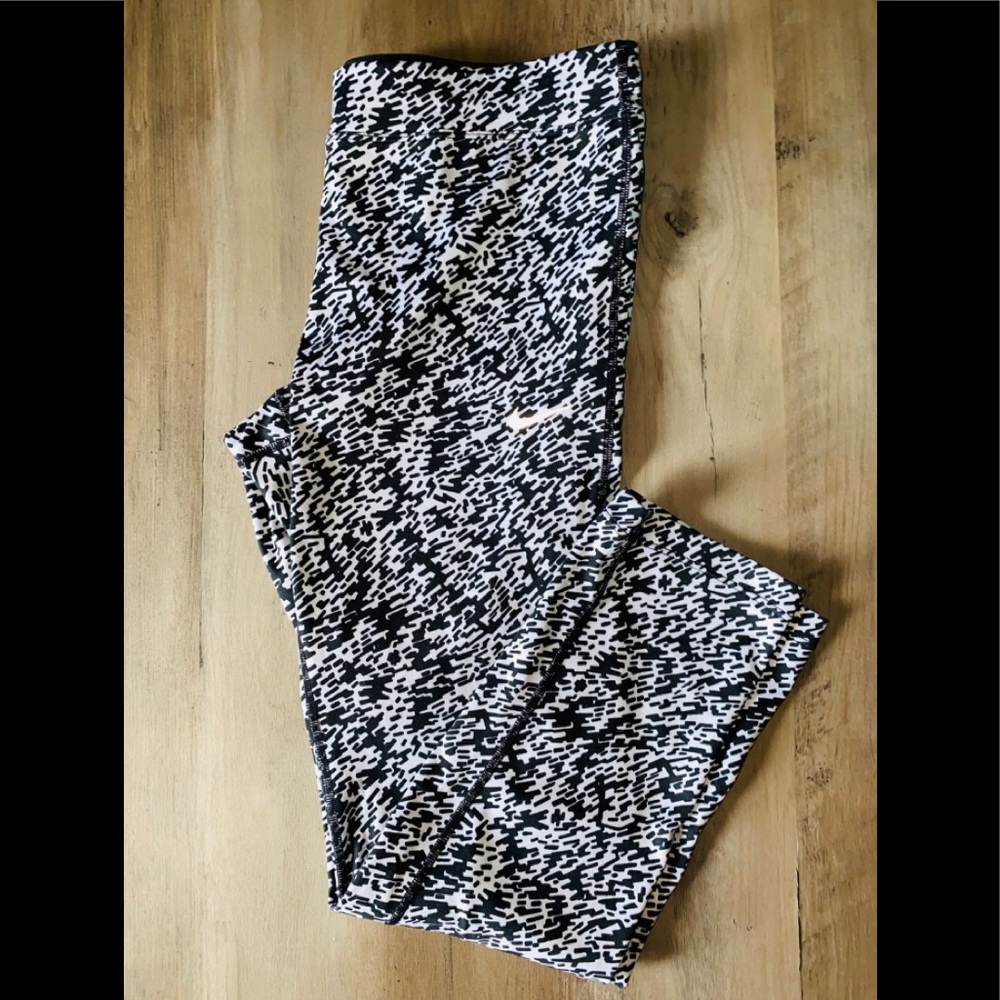 Black and White Nike Drifit Leggings